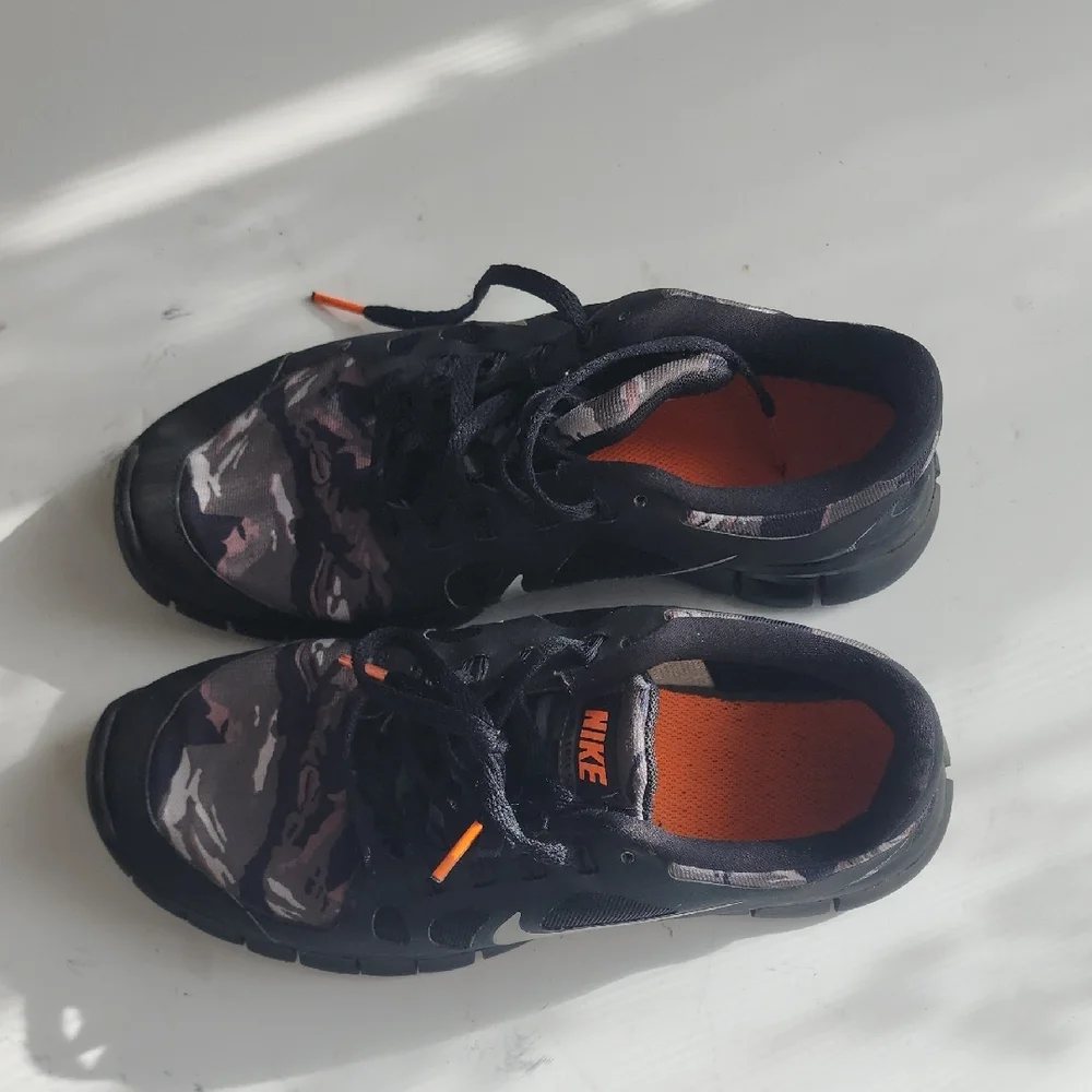 Nike Kids Sneakers Black and Orange - Picture 2 of 8